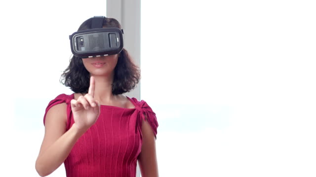 Frau-in-Virtual-Reality-Maske.