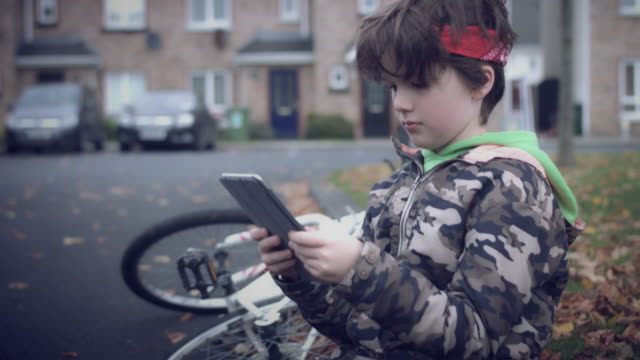 4-k-Sport-Outdoor-Kind-mit-Fahrrad-auf-Tablet-arbeiten