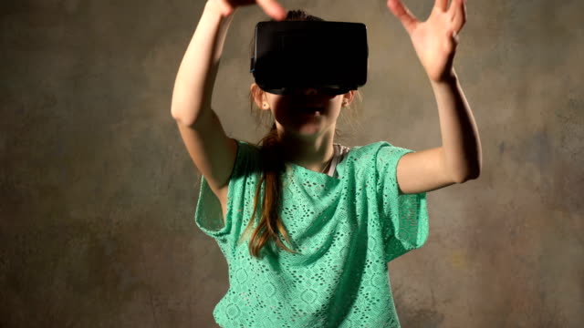 Teen-young-girl-with-VR-headset