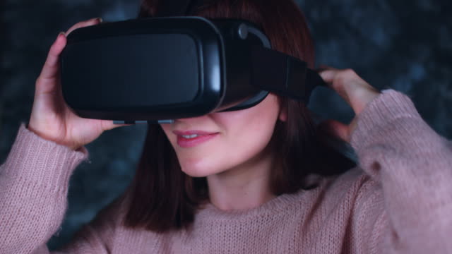 4-k-Aufnahme-einer-Frau-mit-Virtual-Reality-Kopfhörer-beobachten-erstaunt