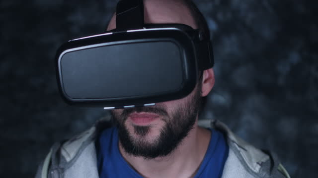 4-k-Aufnahme-eines-Mannes-mit-Virtual-Reality-Kopfhörer-handeln-lustig