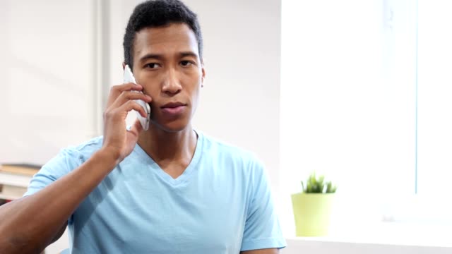 Habla,-joven-negro-que-asisten-a-la-llamada-de-teléfono