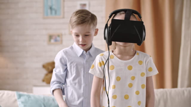 Niedlichen-Kinder-genießen-neue-VR-Spiel