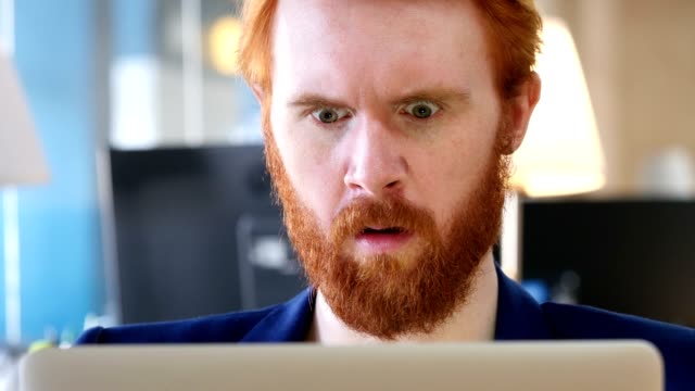 Hombre-enojado-mientras-trabajaba-en-la-computadora-portátil,-Close-Up