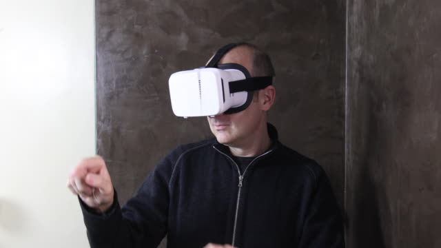 Mann-mit-VR-Brille-Navigation-Menüs