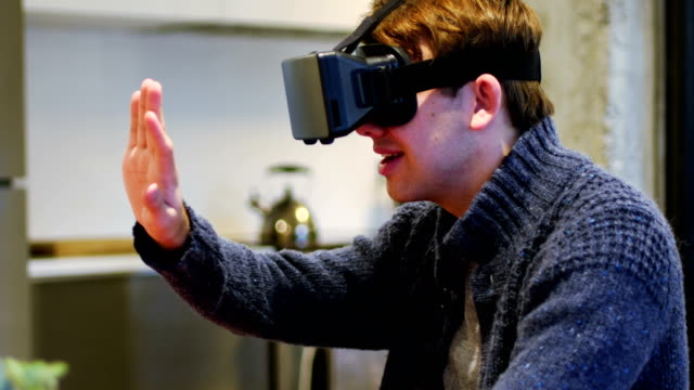 Mann-mit-virtual-Reality-Kopfhörer-zu-Hause