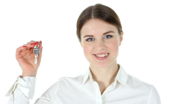 Geschäftsfrau-zeigt-Hausschlüssel,-weißer-Hintergrund