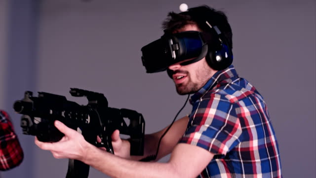 Junge-Freunde-VR-Sniper-Spiel-mit-virtual-Reality-Gewehren-und-Gläser