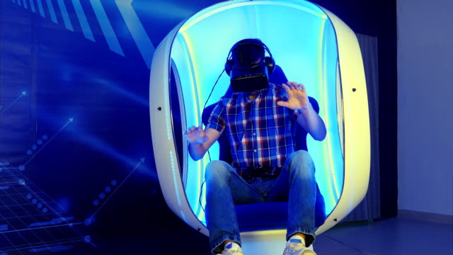 Junger-Mann,-der-in-virtuelle-Reality-Erfahrung-eintaucht,-sitzt-in-einem-bewegten-Stuhl