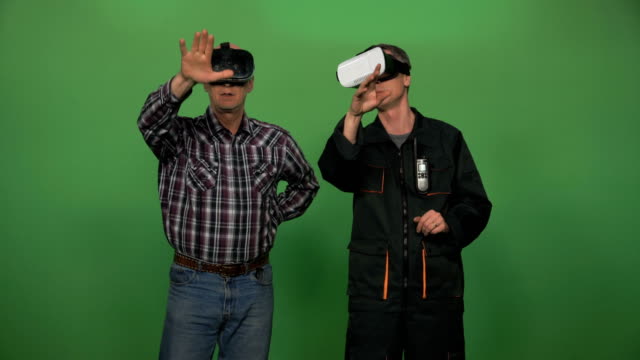 Dos-hombres-poner-auriculares-VR