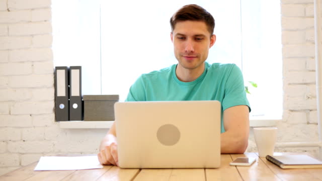 Online-Video-Chat-auf-Laptop-bei-der-Arbeit-mit-jungen-Mann