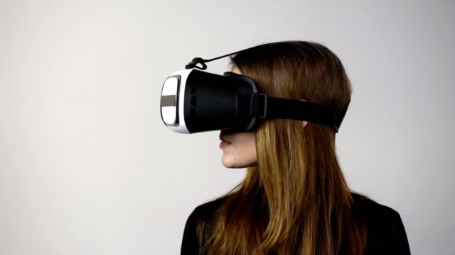 Lässige-jungen-Frau-mit-virtual-Reality-Brille-bewegenden-hand