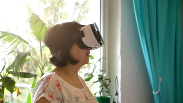 Video-von-senior-Frau-erkunden-virtuelle-Realität-in-4k