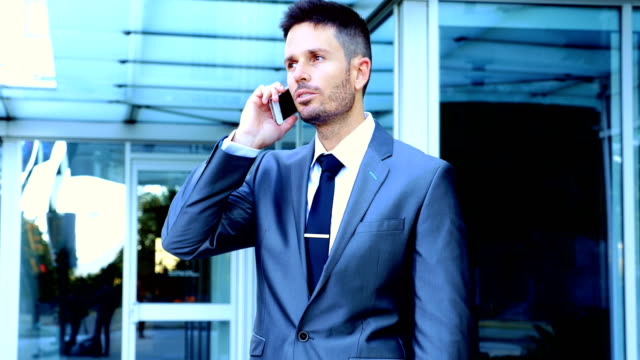 Hombre-de-negocios-hablando-por-teléfono-móvil