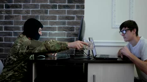 Cyber-Terrorismus,-terroristischen-in-schwarzer-Maske-bezahlen-Bestechungsgelder-an