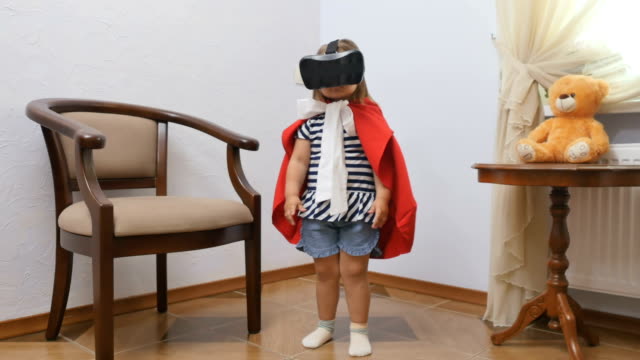 Niedliche-kleine-Mädchen-im-roten-Mantel-verwendet-eine-virtual-Reality-Brille