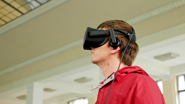 Junger-Mann-in-VR-Kopfhörer-virtuelle-Spiel