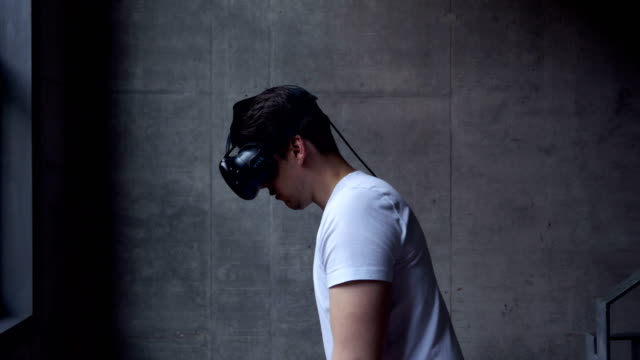 Mann-mit-Virtual-Reality-Kopfhörer-mit-Motion-Controller