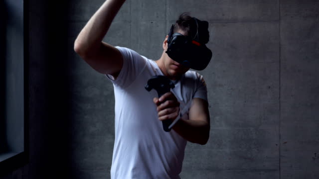 Juego-con-un-casco-VR-y-controladores-de-movimiento