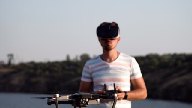 Mann-in-VR-Brille-Drohne-Steuern