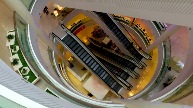 Time-lapse-of-people-on-an-escalator