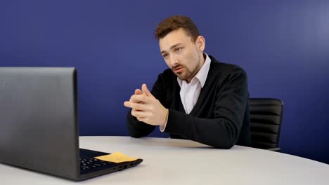 Wütend-Boss-hat-einem-Geschäftsgespräch-vor-der-Webcam-im-Büro