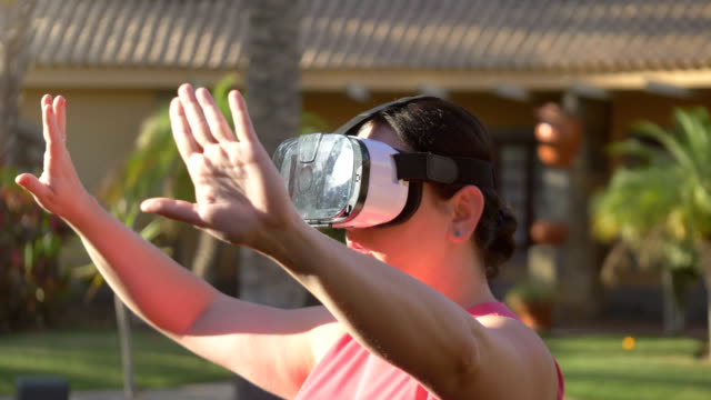 Video-de-mujer-explorando-la-realidad-virtual-en-el-resort-tropical-en-4k
