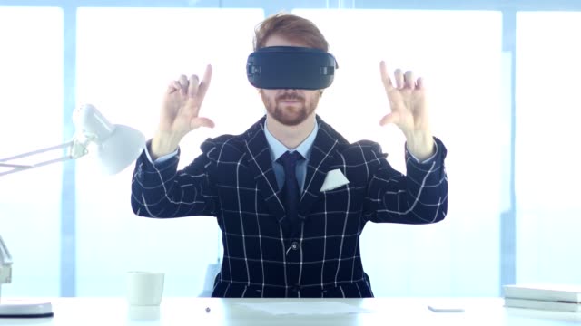 Rothaarige-Mann-mit-virtual-Reality-Brille-im-Amt.-Verwendung-mit-Smartphone
