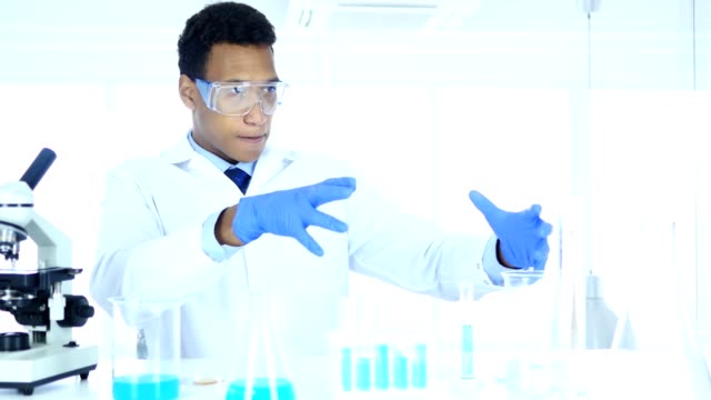 Científico-afroamericano-imaginando-la-nueva-idea-en-laboratorio