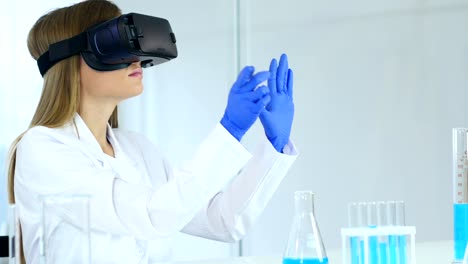 Gafas-de-mujer-con-gafas-de-realidad-virtual-en-laboratorio,-usando-VR-auricular