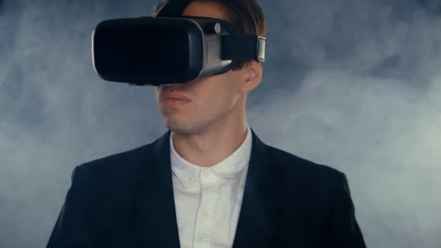 Unternehmer-erhalten-Sie-Erfahrung-im-Umgang-mit-VR-Kopfhörer-in-verrauchten-dunklen-Raum