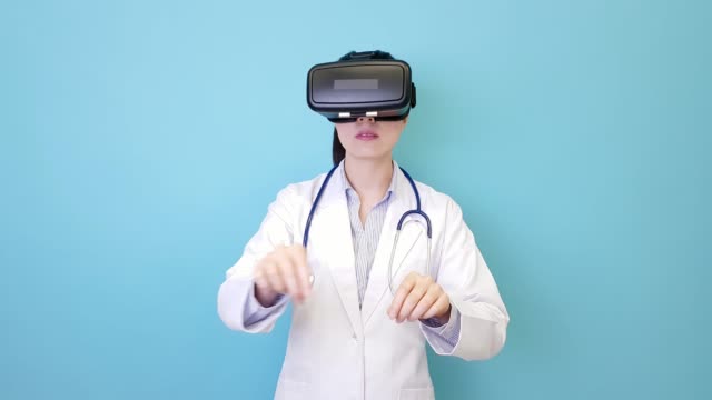 pretty-hospital-doctor-woman-wearing-VR-technology