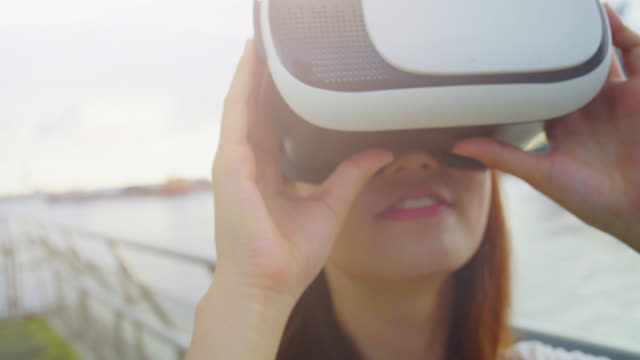 Mujer-mirando-con-dispositivo-de-VR