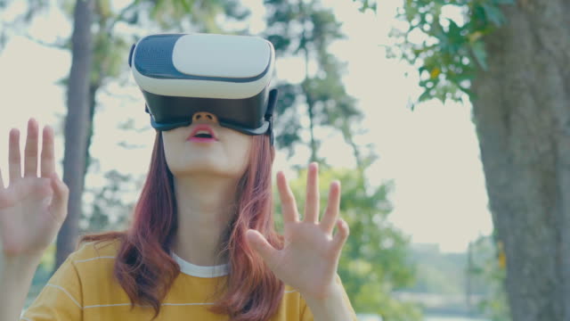 Frau,-die-gerade-mit-VR-Gerät