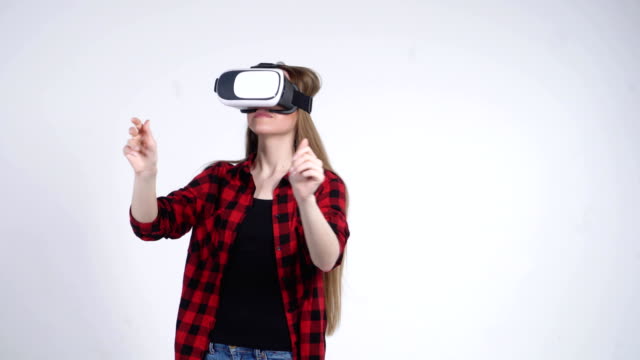 Das-junge-Mädchen-in-der-virtuellen-Realität-Helm-ist-aktiv-im-Spiel