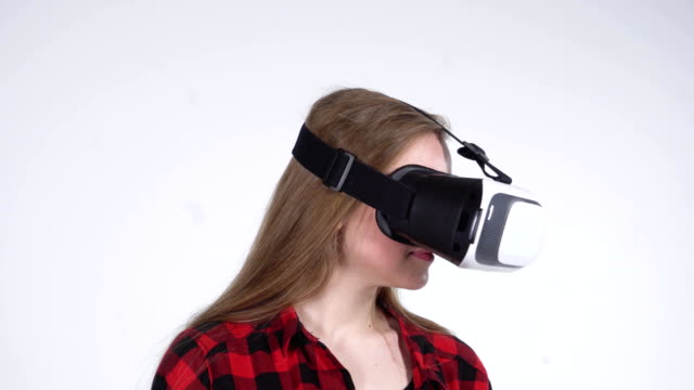 Nahaufnahme-des-Mädchens-das-dreht-den-Kopf-in-Virtual-Reality-Helm