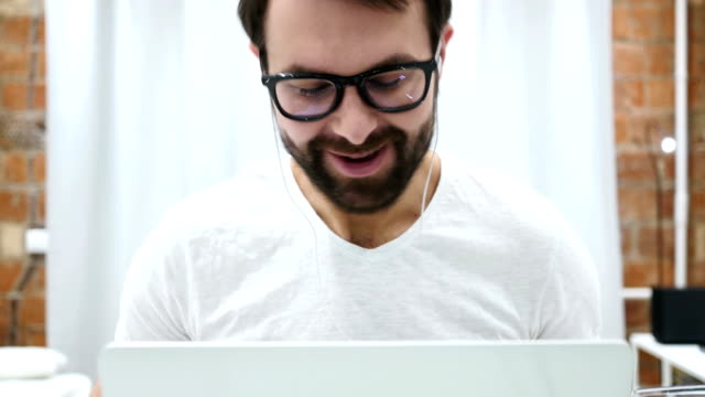 Online-Video-Chat-by-Handsome-Creative-Beard-Man