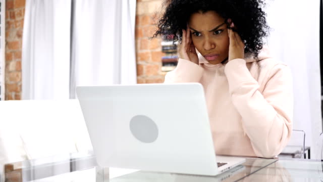 Verspannungen-und-Kopfschmerzen,-frustriert-afroamerikanischen-Frau-mit-Stress
