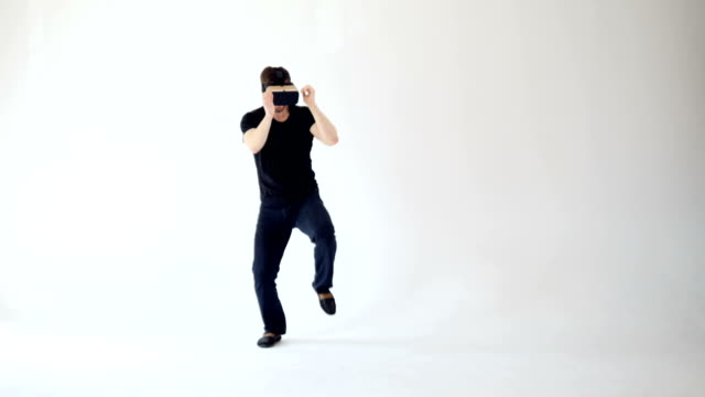 Virtual-Reality-Konzept.-Mann-im-VR-Kopfhörer-Boxen.