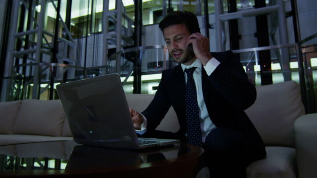 Arabische-Geschäftsmann-Nacht-Büro-Technologie-Laptop-Smartphone