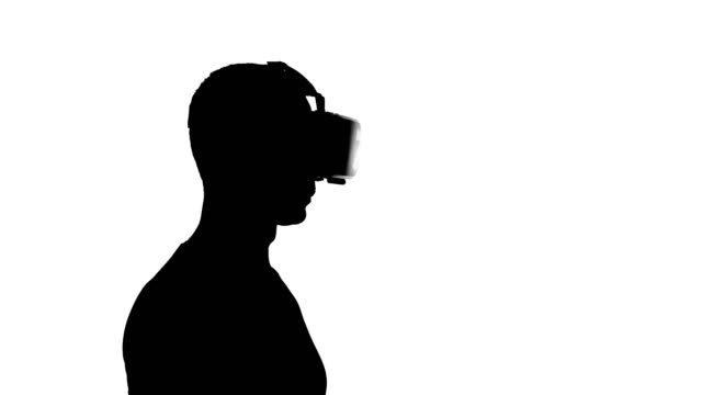 Silhouette-eines-Mannes-in-virtual-Reality-Brille-ein-Video-ansehen
