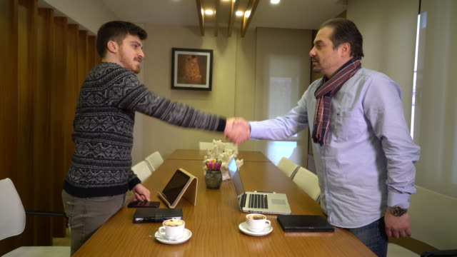Türkischer-Geschäftsmann-im-Büro-treffen