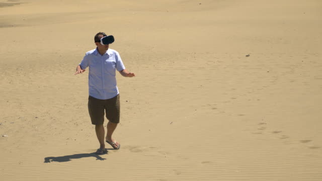 Video-von-Mann-erkunden-virtuellen-Realität-in-der-Wüste-in-4k