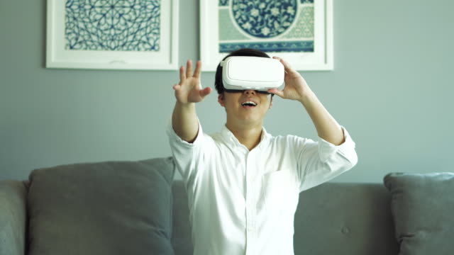 Asiatischen-Mann-mit-virtual-Reality-Kopfhörer