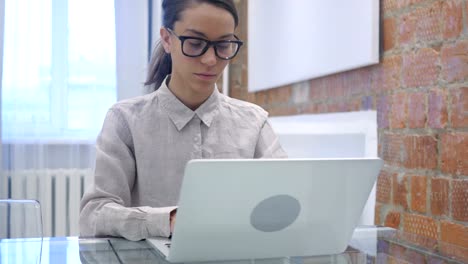 Hispanic-Frau-arbeiten-am-Laptop-im-Büro