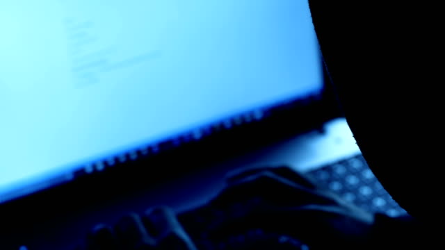con-capucha-Hacker-ataca-el-sistema-informático-en-una-oficina-oscura