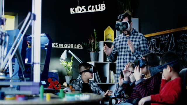 Kinder-mit-Lehrer-Erkundung-VR-Technologie