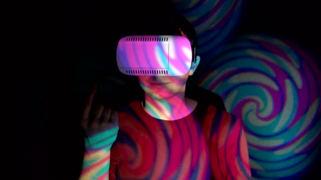 Junger-Mann-mit-virtual-Reality-Kopfhörer,-lädt-zu-kommen