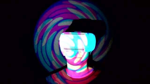 Hombre-caucásico-experimentar-realidad-virtual,-juegos-de-video-utilizando-auriculares-vr