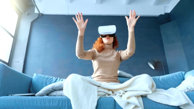 Mujer-pelirroja-con-gafas-de-realidad-virtual